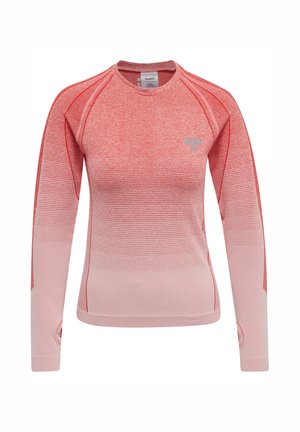 Czerwona sportowa koszulka z długim rękawem o gradientowym wzorze, wykonana z teksturowanego materiału, z kontrastującymi szwami i małym logo na wysokości klatki piersiowej.