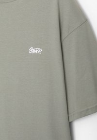 PULL&BEAR WITH LOGO - T-shirts print - dark green