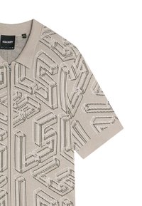 Polo a maniche corte in beige chiaro con motivo geometrico e chiusura a zip, realizzato in un tessuto a maglia testurizzato e con sottili accenti a righe.