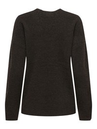 Tamno smeđi pleteni džemper s dugim rukavima, okruglim izrezom i teksturiranim uzorcima na ramenima i leđima. Mekani, udobni materijal.