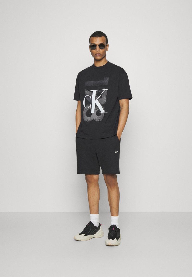 Calvin Klein Jeans VARSITY UNISEX - Majica kratkih rukava s printom - black