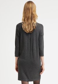 Czarna szara sukienka swetrowa, miękka tkanina, rękawy do łokcia, luźny krój, z suwakiem z tyłu, prosty dół, minimalistyczny design.