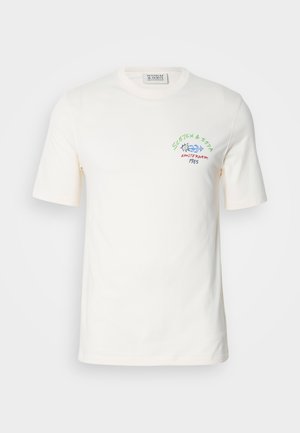 Biała bawełniana koszulka z krótkim rękawem, z kolorowym haftowanym logo i napisem na klatce piersiowej. Klasyczny dekolt typu crew neck.