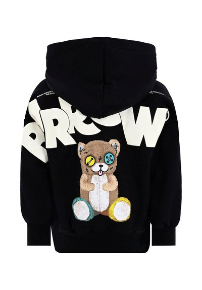 Felpa nera con cappuccio caratterizzata da una grande grafica di un orso di peluche marrone con bottoni colorati per occhi, stilizzata su di un testo bianco audace sul retro.