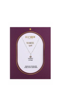 Zilveren ketting met een ronde hanger met een zirconia steen, gepresenteerd in een paarse verpakking met gouden accenten en bedrukte tekst.