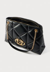 Μαύρη καπιτονέ τσάντα με λεία υφή, χρυσά μεταλλικά στοιχεία και αλυσίδα ως διακοσμητικό. Διαθέτει κλείσιμο με φερμουάρ και εμφανές λογότυπο στο μπροστινό μέρος.