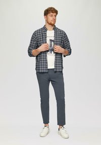 s.Oliver REGULAR FIT KARIERTES MIT BUTTON-DOWN-KRAGEN - Chemise - weiß