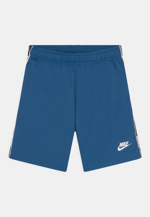 Nike šortky v jednotné modré barvě, s elastickým pasem, dvěma bočními kapsami a černými vzorovanými akcenty po stranách. Logo v bílé barvě.