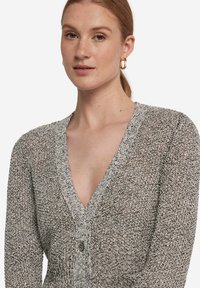 Lättstickad cardigan i en grå och vit blandning, med djup V-hals, knappstängning och ett strukturerat, mysigt tyg.