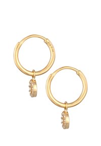 Orecchini a cerchio in oro con una finitura liscia, caratterizzati da un piccolo ciondolo decorato con cristalli trasparenti, attaccato tramite un anello.