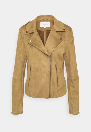 Tan faux suede motorcykeljacka med asymmetrisk dragkedja, skarp krage och två framfickor med dragkedja. Slät textur och åtsittande design.