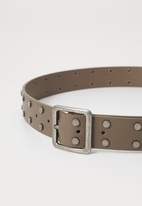 Brauner synthetischer Gürtel mit Metallnieten und einer rechteckigen Schnalle in Silberfarbe; verfügt über gleichmäßig verteilte Löcher zur verstellbaren Größenanpassung.
