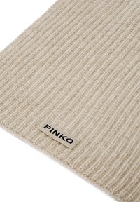 Sciarpa a maglia beige a coste realizzata in un morbido tessuto, con un'etichetta tessuta ben visibile con la dicitura "PINKO" in nero su uno sfondo beige.