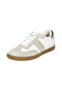 Białe i szare Sneakersy wykonane z zamszu i skóry, charakteryzujące się zaokrąglonym noskiem, białymi sznurowadłami i gumową podeszwą. Srebrne akcenty na pięcie.
