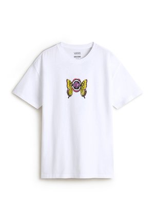 Camiseta de algodón blanca con un gráfico central de mariposas amarillas con acentos en rosa y negro. Manga corta y un clásico escote tipo crew.