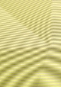 Tessuto a strisce gialle con linee sottili e regolarmente distanziate. La texture appare liscia con una leggera lucentezza, creando un aspetto moderno.