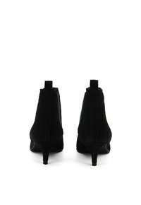 Schwarze Wildleder-Stiefeletten mit kleinem Absatz, die eine glatte Oberfläche und elastische seitliche Einsätze für ein einfaches Anziehen bieten.