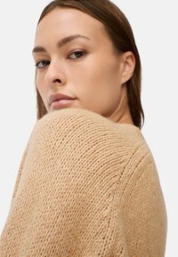 camel active MIT RAGLANÄRMELN UND KNOPFVERSCHLUSS - Strickjacke - caramel