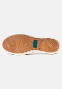 Suola di scarpa in gomma con una superficie marrone texturizzata, caratterizzata da un motivo organico e un bordo bianco. Include un'etichetta blu con il nome del marchio.