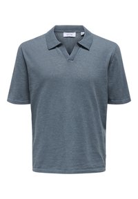 Camisa polo de manga corta en suave tela color teal jaspeado, con cuello en V, corte relajado y diseño minimalista.