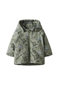 Veste verte arborant un imprimé animalier ludique avec des girafes, des singes et du feuillage. Le matériau semble texturé et imperméable, avec une fermeture éclair à l'avant.