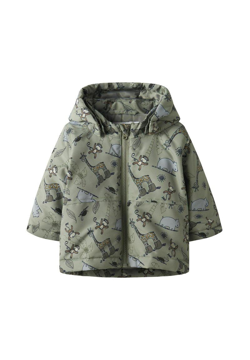 Veste verte arborant un imprimé animalier ludique avec des girafes, des singes et du feuillage. Le matériau semble texturé et imperméable, avec une fermeture éclair à l'avant.