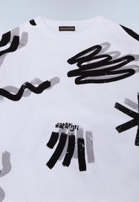 Weißes Baumwoll-T-Shirt mit abstrakten schwarzen und grauen Pinselstrichmustern. Kleines "Napapijri"-Logo in Schwarz nahe dem Saum.