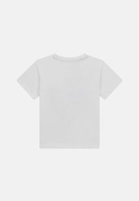 Simpel hvid kortærmet t-shirt vist fra ryggen, med rund halsudskæring og pæne syninger.