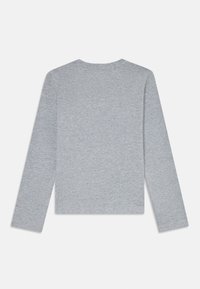 Hallitse hallikas pikk-särgid, mis on valmistatud pehmest kangast, millel on ümar kaelus ja sirge äär. Lihtne disain, ilma nähtavate mustrite või kaunistusteta.