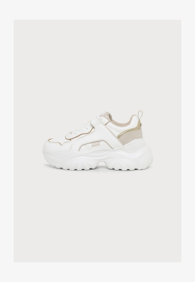 Λευκό chunky sneaker με μπεζ λεπτομέρειες, παχιά σόλα, κορδόνια μπροστά, λουρί με velcro και ταινία τραβήγματος στη φτέρνα σε λευκό απλό φόντο.