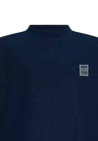 Granatowy sweter z wysokim dekoltem i teksturowanym materiałem. Zawiera małą metkę z logo "RETROUR" z przodu.