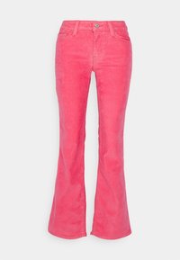 Jean évasé rose en coton, doté d'une fermeture à bouton et zip, de cinq poches, et d'une texture lisse avec un léger éclat.