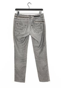 Jeans grises con un patrón texturizado y reptiliano. Diseñados con bolsillos traseros, cuentan con cierre de cremallera y un acabado de tela suave.