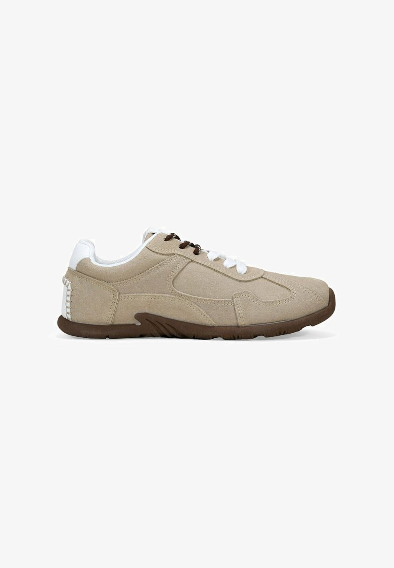 Beige Wildleder-Sneaker mit weißen Akzenten, braunen Schnürsenkeln, strukturierten Seitenpaneelen und einer flexiblen braunen Gummisohle.