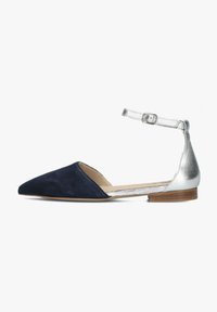 Schlichte Ballerinas mit spitzem Schuh in dunkelblauem Wildleder, mit silbernen Metallic-Details an der Ferse und am Knöchelriemen. Niedriger Holzabsatz. Angenehme Textur.