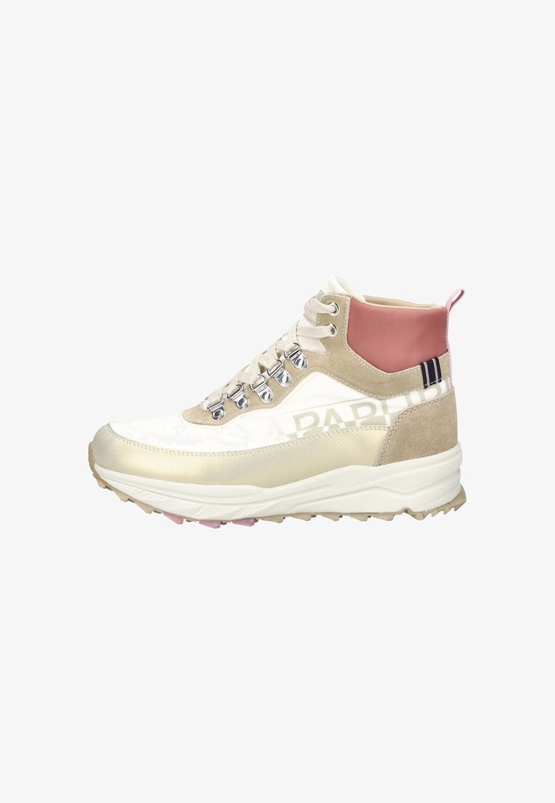 Sneaker alta in suede beige e materiale sintetico crema, con accentatura rosa sul tallone, occhielli metallici e una suola testurizzata con dettagli rosa e grigi.