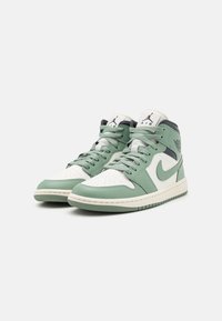 Wysokie sneakersy w białej i miętowej skórze, z perforowanym czubkiem, gumową podeszwą, sznurowanym przodem oraz akcentami z logo.