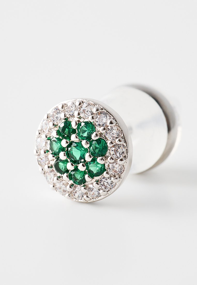 Orecchino d'argento con design rotondo, caratterizzato da gemme verdi raggruppate al centro, circondate da accenti di cristallo trasparente. Texture liscia.