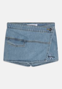 Světle modré džínové šortky s překládaným designem, boční kapsou, žlutým prošíváním a značkovým logem v tmavě modré výšivce.