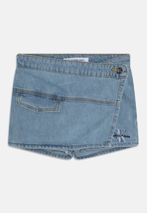 Pantalones cortos de mezclilla azul claro con diseño cruzado, bolsillo lateral, detalle de costura amarilla y logo de marca bordado en azul oscuro.