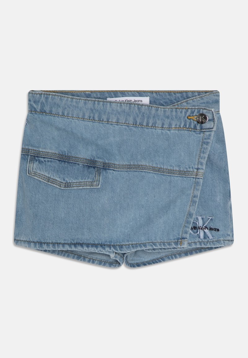 Světle modré džínové šortky s překládaným designem, boční kapsou, žlutým prošíváním a značkovým logem v tmavě modré výšivce.