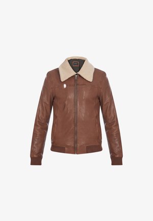 Chaqueta de cuero marrón con cuello de borreguito, cierre frontal de cremallera, puños y cinturilla acanalados, que presenta una textura suave y un diseño minimalista.