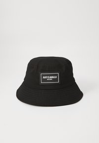 Cappello a secchiello nero in tessuto con una larga visiera rotonda. Presenta una toppa logo rettangolare con testo bianco nella parte anteriore.