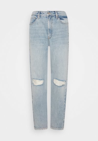 Jeans de ganga azul claro com corte reto, apresentando dois remendos desgastados nos joelhos e um estilo tradicional de cinco bolsos.