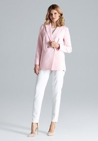 Roze dubbelzijdige blazer met gouden knopen, gecombineerd met witte broek en naakt hoge hakken. Soepele stof en getailleerd ontwerp met revers.