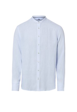 Hellblaues Herrenhemd mit langen Ärmeln, durchgeknöpft, dünne weiße vertikale Streifen und Stehkragen vor weißem Hintergrund.