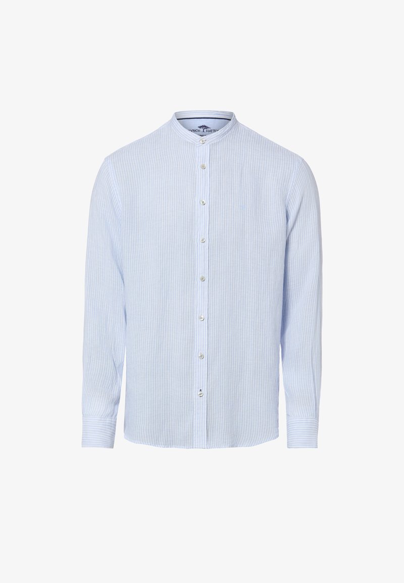 Chemise homme bleu clair à manches longues avec de fines rayures verticales blanches et un col mao sur fond blanc.