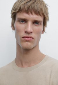 Massimo Dutti LIGHTWEIGHT CREW NECK WITH SHORT SLEEVE - Jednoduché tričko - light brown