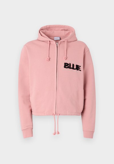 Φωτεινό ροζ cropped hoodie με μπροστινό φερμουάρ, κορδόνι και δύο μπροστινές τσέπες. Διαθέτει μαύρη φουντωτή επιγραφή "BLUE" και κρυστάλλους.