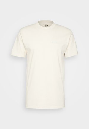 Kremowa koszulka z krótkim rękawem i okrągłym dekoltem, z małym jasnoniebieskim logo "OBEY" na lewej piersi, prezentowana na jednolitym tle.